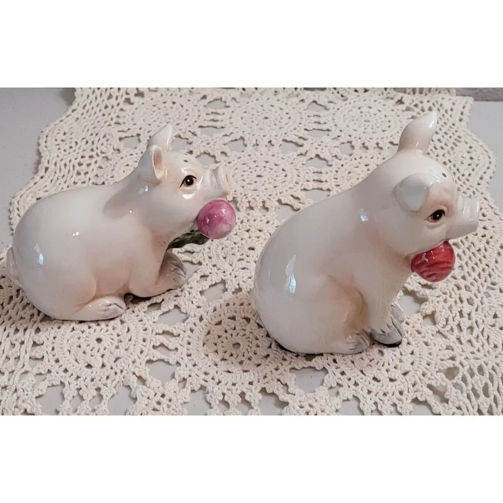Vtg Fitz And Floyd. Percy The Pig Salt & Pepper Shakers On Lettuce Shaped Plate.